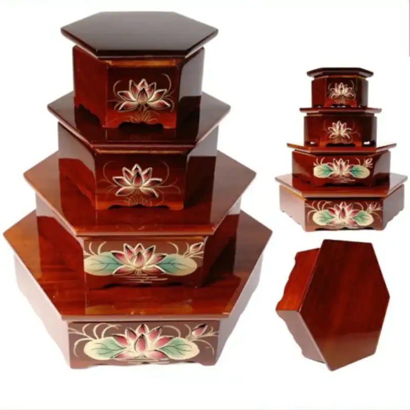 Đế gỗ đôn kê tượng lục giác hoa sen nổi dùng đặt tượng thờ, bát nhang, lư hương và các vật phẩm thờ cúng, giúp bố cục bàn thờ cân đối và trang nghiêm hơn.