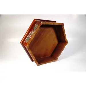 Đế gỗ đôn kê tượng lục giác hoa sen nổi dùng đặt tượng thờ, bát nhang, lư hương và các vật phẩm thờ cúng, giúp bố cục bàn thờ cân đối và trang nghiêm hơn.