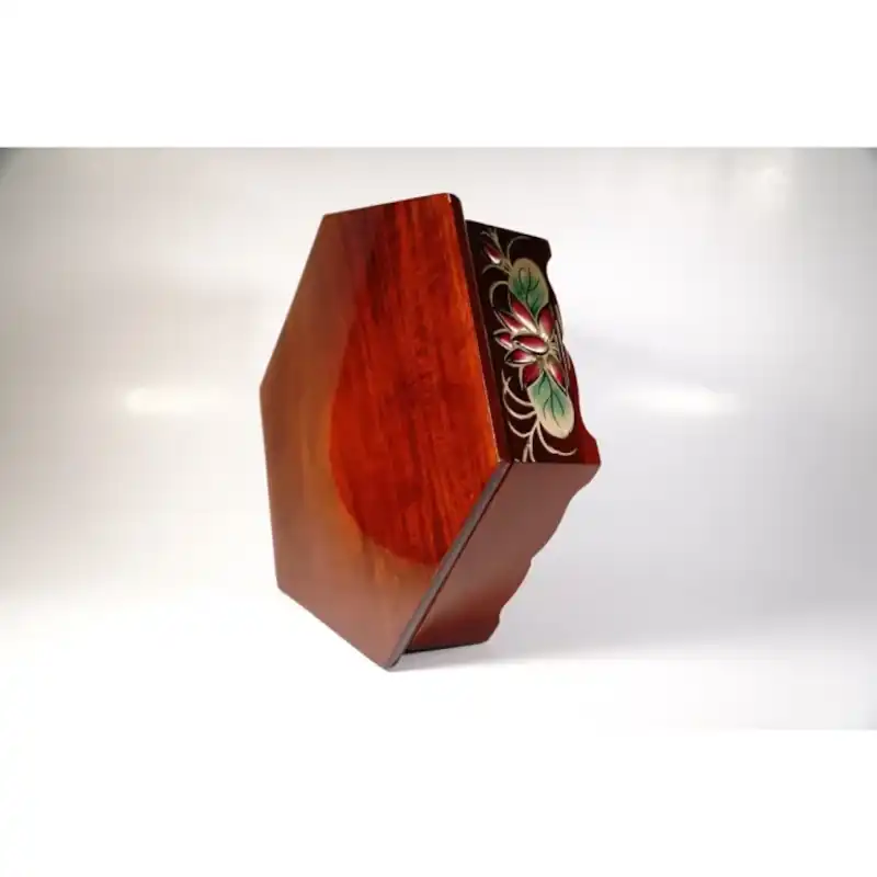 Đế gỗ đôn kê tượng lục giác hoa sen nổi dùng đặt tượng thờ, bát nhang, lư hương và các vật phẩm thờ cúng, giúp bố cục bàn thờ cân đối và trang nghiêm hơn.