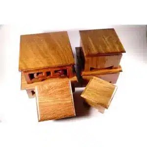 Đế gỗ hương vuông dùng kê tượng Phật, tượng Quan Âm, Thần Tài, bát hương và vật phẩm phong thủy. Thiết kế chắc chắn, phù hợp nhiều không gian thờ cúng.