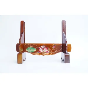 Đế khung hình thờ tăng đưa bằng gỗ tràm đắp hoa sen nổi, dễ điều chỉnh theo nhiều kích thước ảnh thờ, phù hợp bàn thờ gia tiên và thần linh.