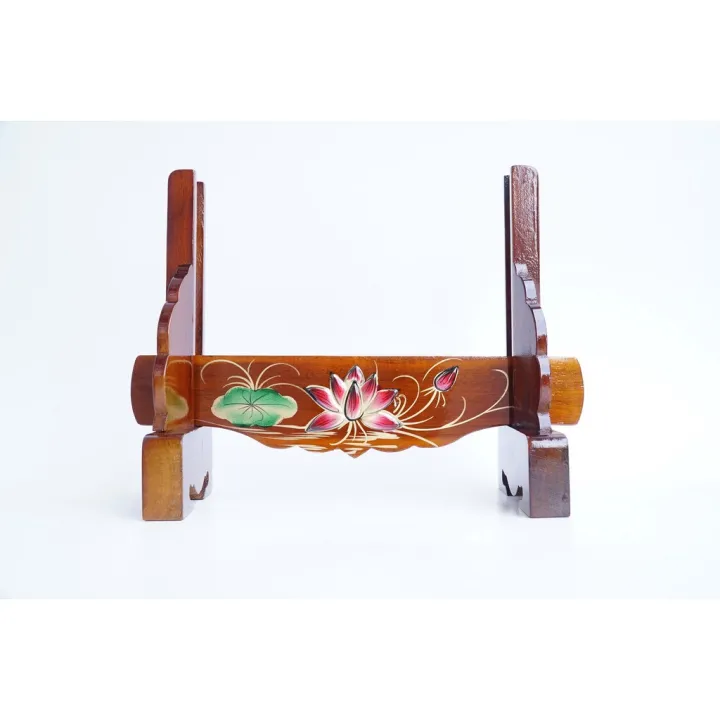 Đế khung hình thờ tăng đưa bằng gỗ tràm đắp hoa sen nổi, dễ điều chỉnh theo nhiều kích thước ảnh thờ, phù hợp bàn thờ gia tiên và thần linh.