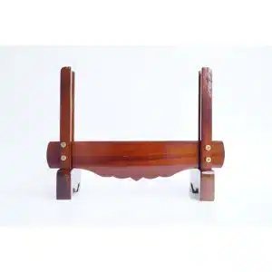 Đế khung hình thờ tăng đưa bằng gỗ tràm đắp hoa sen nổi, dễ điều chỉnh theo nhiều kích thước ảnh thờ, phù hợp bàn thờ gia tiên và thần linh.
