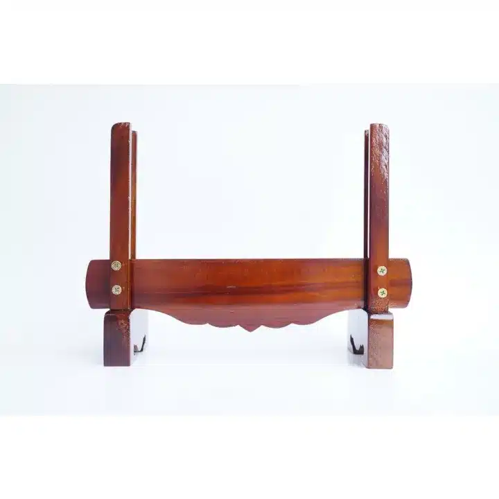 Đế khung hình thờ tăng đưa bằng gỗ tràm đắp hoa sen nổi, dễ điều chỉnh theo nhiều kích thước ảnh thờ, phù hợp bàn thờ gia tiên và thần linh.