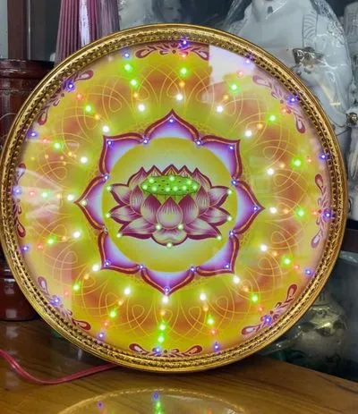 Đèn bàn thờ hào quang sử dụng LED tiết kiệm điện, tạo ánh sáng trang nghiêm cho tượng Phật, tượng Tam Thánh và không gian thờ cúng.