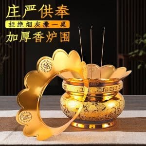 Khay hứng tàn nhang hợp kim mạ đồng giúp hạn chế tàn hương rơi vãi, giữ khu vực thờ cúng gọn gàng và dễ vệ sinh hơn.