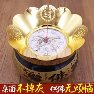 Khay hứng tàn nhang hợp kim mạ đồng giúp hạn chế tàn hương rơi vãi, giữ khu vực thờ cúng gọn gàng và dễ vệ sinh hơn.