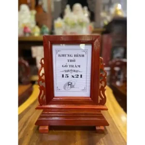 Khung hình thờ gỗ tràm mặt kính giúp bảo vệ ảnh thờ và tạo sự trang trọng cho bàn thờ gia tiên. Nhiều kích thước phù hợp nhu cầu sử dụng gia đình.