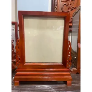 Khung hình thờ gỗ tràm mặt kính giúp bảo vệ ảnh thờ và tạo sự trang trọng cho bàn thờ gia tiên. Nhiều kích thước phù hợp nhu cầu sử dụng gia đình.
