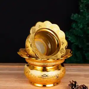 Lư hương hứng tàn kim sa vàng bằng gốm sứ với vành hứng tàn tích hợp, giúp hạn chế tàn nhang rơi vãi và giữ bàn thờ sạch sẽ hơn.