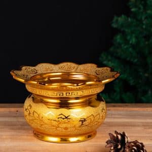 Lư hương hứng tàn kim sa vàng bằng gốm sứ với vành hứng tàn tích hợp, giúp hạn chế tàn nhang rơi vãi và giữ bàn thờ sạch sẽ hơn.
