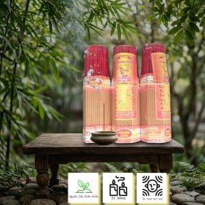 Nhang Tùng 3 Tấc làm từ gỗ tùng tự nhiên, hương thơm nhẹ, ít khói, không hóa chất. Thích hợp thắp hương hằng ngày cho bàn thờ gia đình.