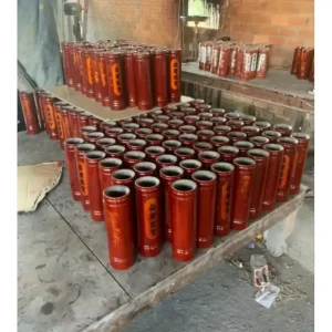 Ống cắm nhang ống trúc sơn mài giúp bảo quản nhang chưa đốt, hạn chế gãy và ẩm mốc, đồng thời giữ không gian thờ cúng gọn gàng hơn.