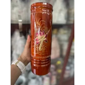 Ống đựng nhang gỗ tràm họa tiết hoa sen giúp bảo quản nhang gọn gàng, sạch sẽ và tạo điểm nhấn trang nhã cho không gian thờ cúng gia đình.
