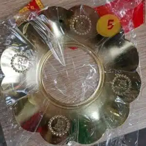 Vỉ hứng tàn nhang inox mạ đồng nhiều kích thước giúp hạn chế tàn hương rơi vãi, giữ khu vực thờ cúng gọn gàng và thuận tiện hơn khi vệ sinh.