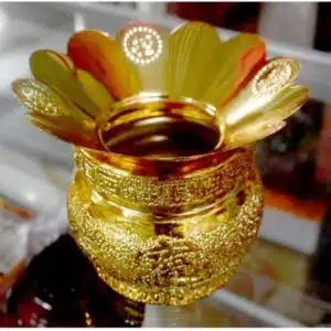 Vỉ hứng tàn nhang inox mạ đồng nhiều kích thước giúp hạn chế tàn hương rơi vãi, giữ khu vực thờ cúng gọn gàng và thuận tiện hơn khi vệ sinh.