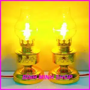 Đèn thờ kiểu cổ thiết kế giả đèn dầu, sử dụng điện 220V tiện lợi. Mẫu đèn gợi nét hoài niệm, phù hợp bàn thờ gia tiên, bàn thờ Phật và Thần Tài.