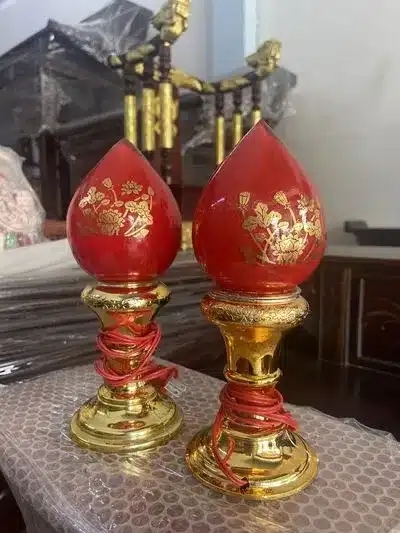 Đèn thờ LED thủy tinh gồm 1 cặp 2 đèn, phù hợp bàn thờ gia tiên, Thần Tài – Thổ Địa và không gian thờ cúng gia đình. Có nhiều kích thước để lựa chọn.