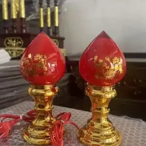 Đèn thờ LED thủy tinh gồm 1 cặp 2 đèn, phù hợp bàn thờ gia tiên, Thần Tài – Thổ Địa và không gian thờ cúng gia đình. Có nhiều kích thước để lựa chọn.