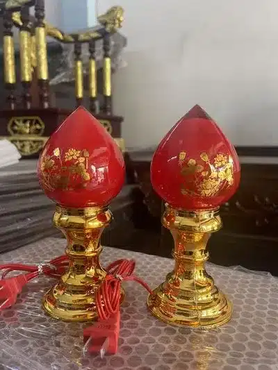 Đèn thờ LED thủy tinh gồm 1 cặp 2 đèn, phù hợp bàn thờ gia tiên, Thần Tài – Thổ Địa và không gian thờ cúng gia đình. Có nhiều kích thước để lựa chọn.