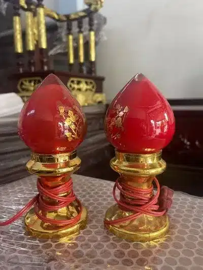 Đèn thờ LED thủy tinh gồm 1 cặp 2 đèn, phù hợp bàn thờ gia tiên, Thần Tài – Thổ Địa và không gian thờ cúng gia đình. Có nhiều kích thước để lựa chọn.