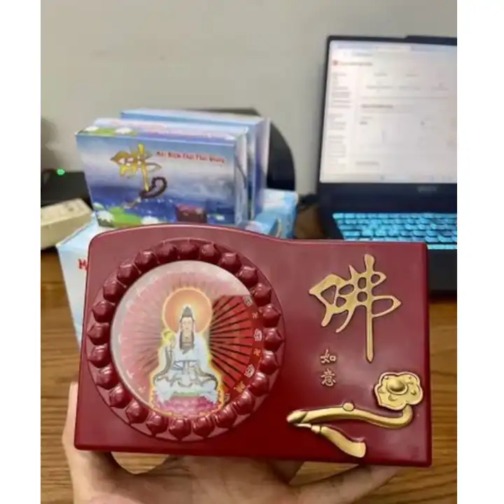 Máy niệm Phật phát quang với 8 hoặc 20 bài tụng, sử dụng bằng pin hoặc cắm điện. Tham khảo thông tin, ưu nhược điểm và nơi mua phù hợp.