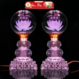 Đèn trang trí bàn thờ gia tiên chất liệu pha lê cao cấp, bên trong khắc laser hoa sen 5D đổi màu linh thiêng. Giúp không gian thờ cúng thêm ấm cúng và trang nghiêm.