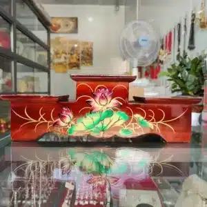 Đôn gỗ tam cấp gỗ tràm vẽ hoa sen màu nâu đỏ sang trọng. Dùng kê tượng, lư hương, khung ảnh thờ giúp ban thờ trang nghiêm. Xem ngay tại Nhang THÀNH TÂM.