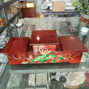 Đôn gỗ tam cấp gỗ tràm vẽ hoa sen màu nâu đỏ sang trọng. Dùng kê tượng, lư hương, khung ảnh thờ giúp ban thờ trang nghiêm. Xem ngay tại Nhang THÀNH TÂM.