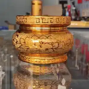 Lư hương thờ cúng đẹp với lớp men vàng kim sa sang trọng, giúp ban thờ thêm trang nghiêm. Xem ngay mẫu lư hương gốm sứ tinh tế tại Nhang THÀNH TÂM.