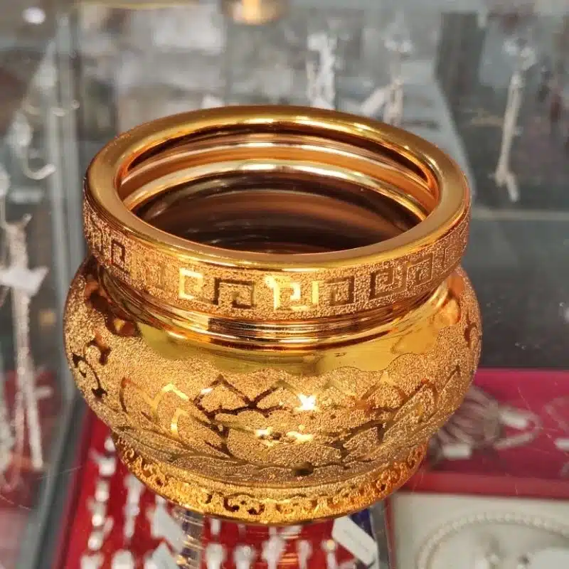 Lư hương thờ cúng đẹp với lớp men vàng kim sa sang trọng, giúp ban thờ thêm trang nghiêm. Xem ngay mẫu lư hương gốm sứ tinh tế tại Nhang THÀNH TÂM.